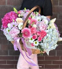 Композиция солнечный день в Лимане Ставропольского края Цветочная композиция из Розы, Хризантемы, Пионы и Лизиантусы в корзине в Лимане Ставропольского края