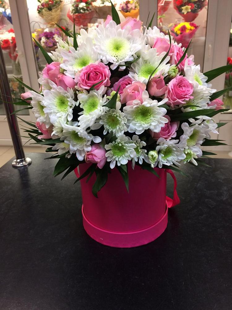 Цветочная композиция из Розы и Хризантемы в шляпной коробке в Лимане Ставропольского края