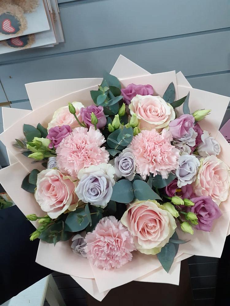 Букет цветов из: Розы, Гвоздики и Лизиантусы в Лимане Ставропольского края